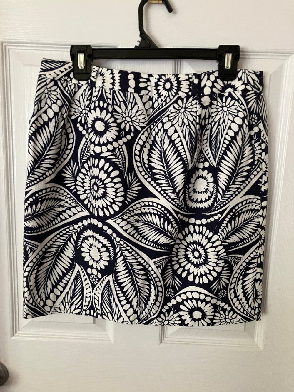 KATE SPADE New York Mini Skirt Black/White floral print Gold zipper Sz 8